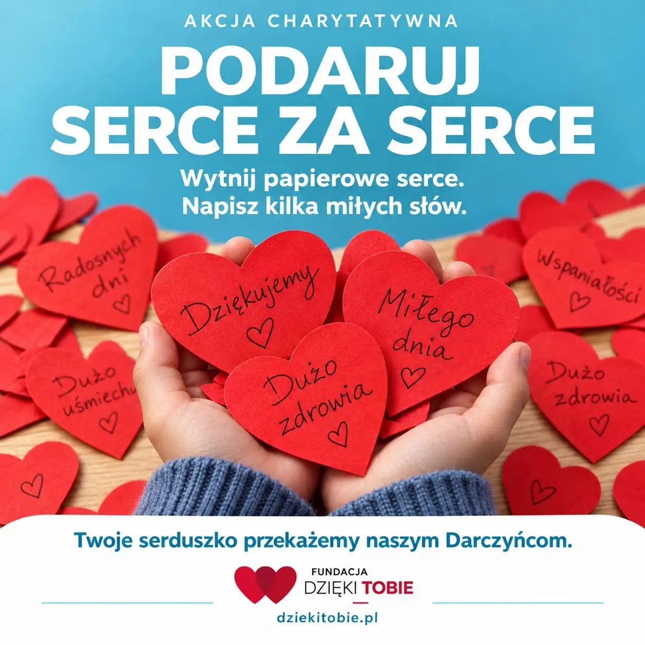Plakat akcji Podaruj serce za serce – papierowe serduszka z życzeniami w dłoniach dziecka